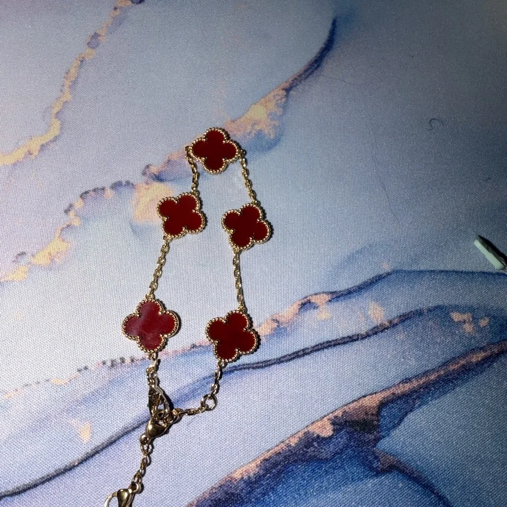 Gold-Tone Bracelet with Red Clover Motifs - Picture 4 of 9